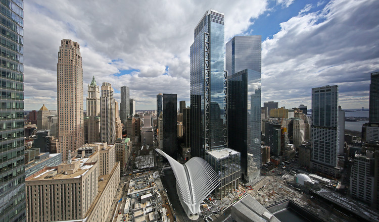 Lower Manhattan, Nova York, refletindo os benéficios de investir em uma carreira global. Diversidade cultural, oportunidades de inovação e aceleração de carreira que surgem ao trabalhar em equipes globais de tecnologia.