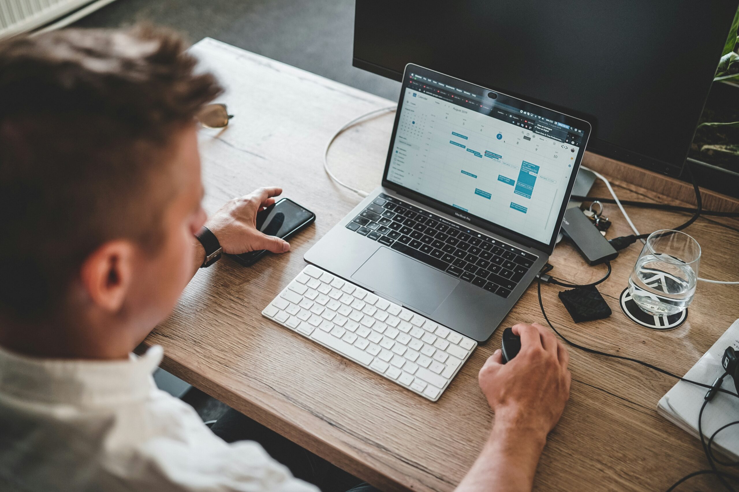Desenvolvedor brasileiro adaptando-se à colaboração remota com uma equipe global, superando desafios de fusos horários, barreiras culturais e comunicação virtual.