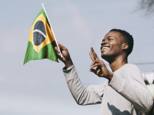 Job na Gringa: contratação remota de devs brasileiros cresceu até 491% - HeyWorld